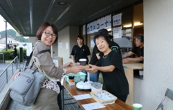 内海館長チョイスの「どら焼き」を購入している写真